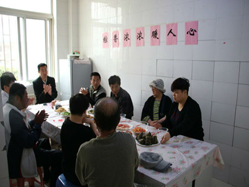 0614---祥和社区:开展“粽香浓浓暖人心”暖心活动.jpg